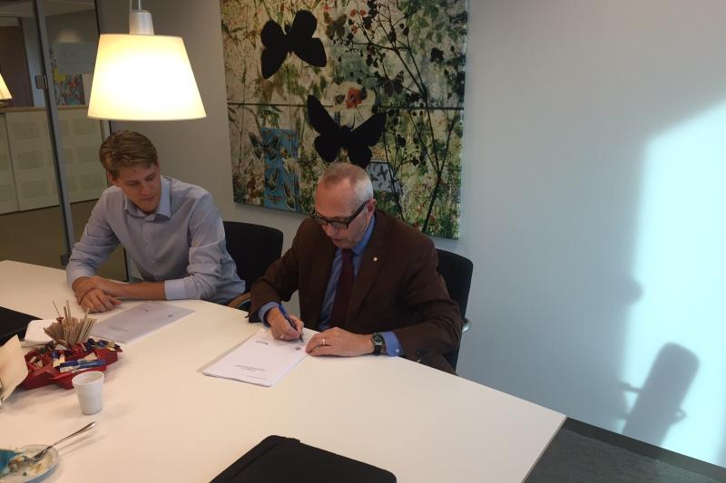 Ondertekening-overeenkomst-20150817